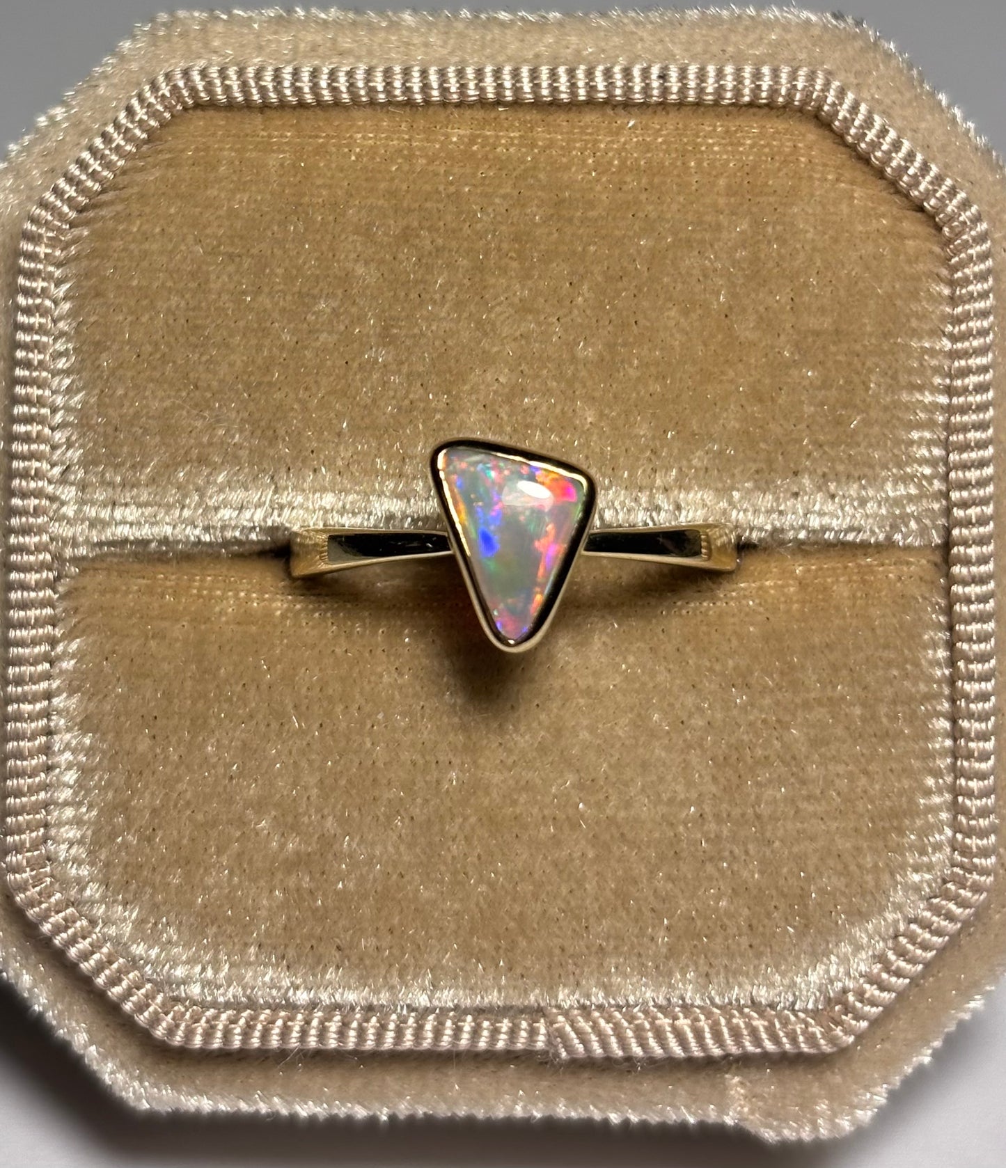 Chameleon Rainbow Ring - 9k, Size 5.75, L