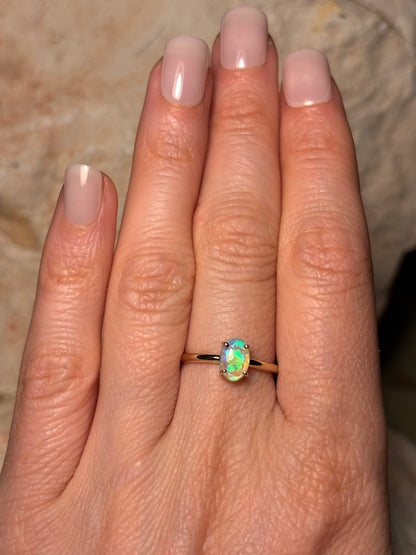 Small but mighty opal ring - 9k gold, sz 5.5, L