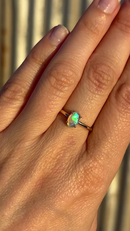 Small but mighty opal ring - 9k gold, sz 5.5, L